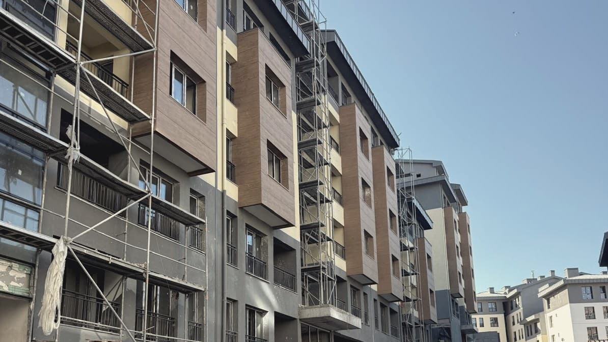 Konut bloklarında cephe kaplama uygulaması, iskele kurulu şantiye görünümü