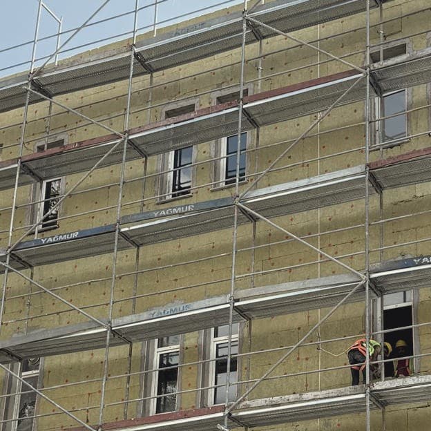 Cepheye uygulanmış taşyünü yalıtım panelleri ve donatı filesi detayı