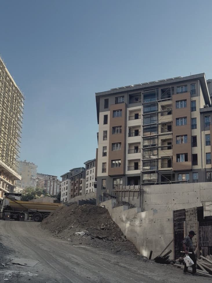 Konut projesinin sokak cephesi ve şantiye görünümü